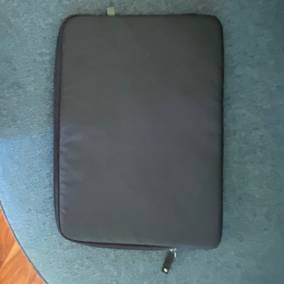 New Case Logic Padded Black Case for iPad, Tablet or Laptop , Zippered 11” x 16” - Picture 6 of 8